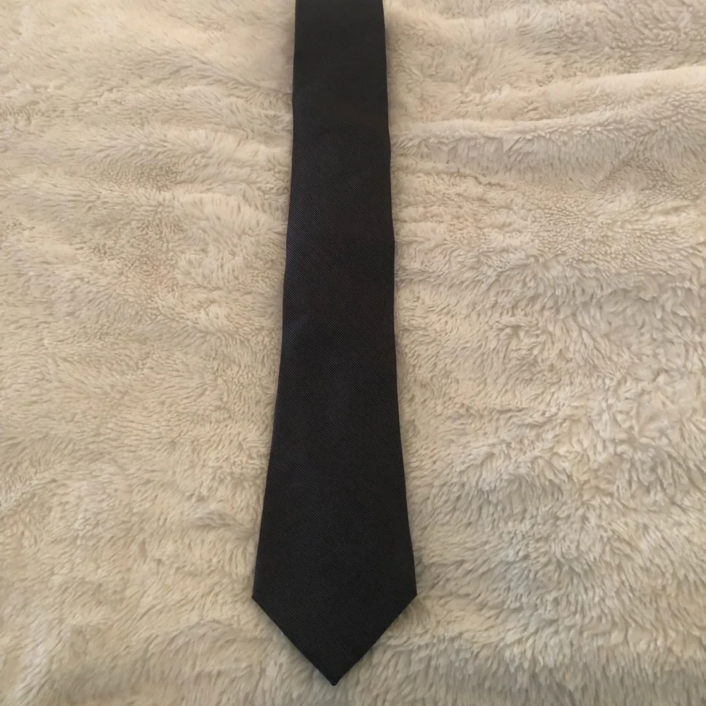 Kenneth Cole Reaction black gray silk tie - Picture 1 of 4